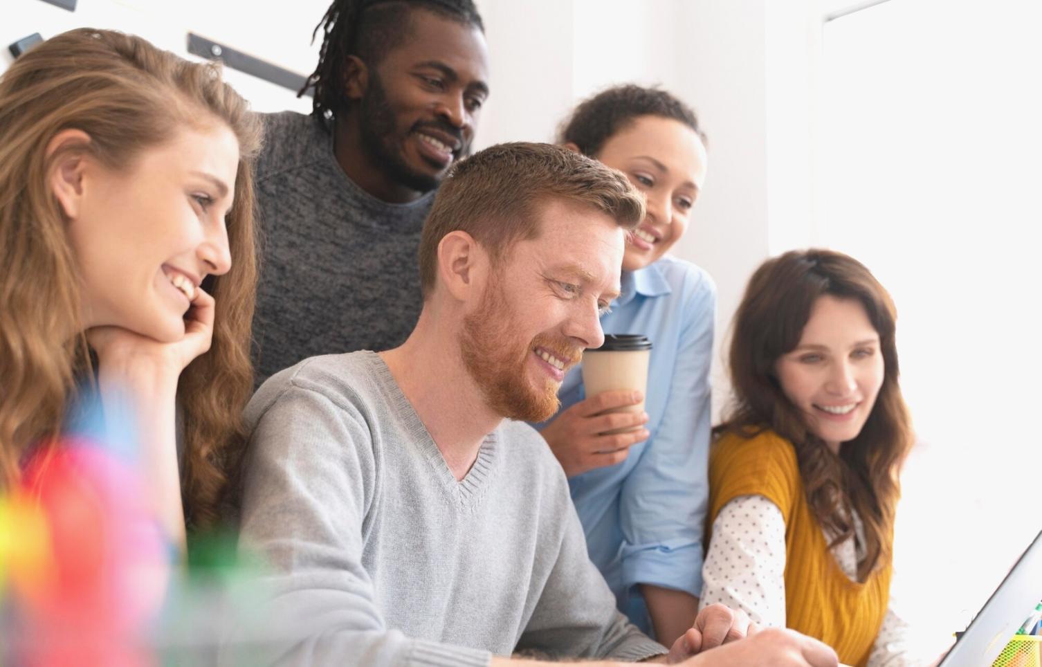 Sessão de trabalho sobre orçamento criativo e técnicas visuais